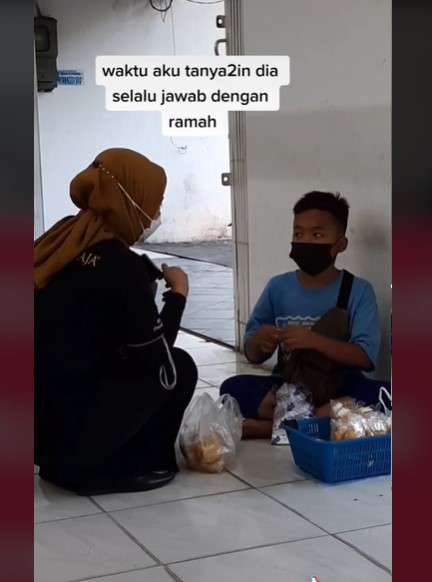 Pilu Bocah Kecil Ini Rela Cari Nafkah Jualan Donat Demi Bantu Keluarga