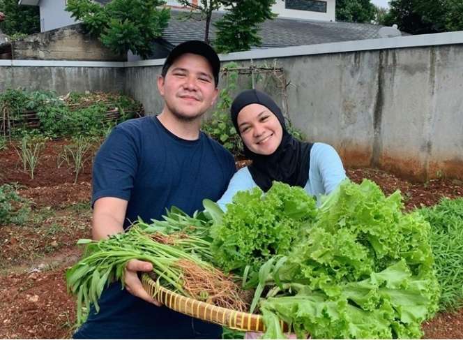 Suka Bercocok Tanam Berikut 8 Artis Yang Memiliki Kebun Sayur Sendiri