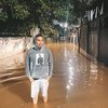 9 Potret Selebriti Terkena Banjir Ibu Kota, Ada yang Ngungsi ke Hotel!