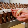 Dukung Upaya Atasi COVID-19, Toko Kue Ini Produksi Cokelat Paskah Bentuk Kelinci Bermasker