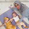 Dikabarkan Dekat dengan Sule, Ini 7 Potret Cantik Mama Amy Qanita Main Bareng Cucu