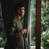 9 Potret Detail Indra Priawan yang Tampil Gagah dalam Balutan Kain Lampung