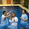 Damai dan Penuh Haru, Berikut Deretan Foto Selebriti Indonesia Lakukan Pembaptisan