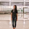 10 Potret Gaya Airport Fashion ala Seleb Indonesia yang Stylish Abis, Kamu yang Mana?