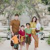 Pemotretan Keluarga Stefan William dan Celine Evangelista dengan Pakai Adat Bali Ini Keren Banget!