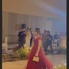 Tampil Anggun dengan Gaun Merah, Berikut 7 Potret Amanda Manopo di Pernikahan Sang Kakak