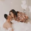 Deretan Foto Siti Badriah dan Suami di Bathub Kamar Mandi, Kena Semprot Netizen?