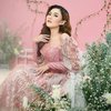 Romantis Pakai Tema Serba Pink, Foto Pre-Wedding Nella Kharisma dan Dory Harsa Ini Manis Banget!