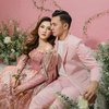 Romantis Pakai Tema Serba Pink, Foto Pre-Wedding Nella Kharisma dan Dory Harsa Ini Manis Banget!