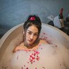 Bikin Salfok Netizen, Berikut 4 Pose Anya Geraldine yang Lagi Mandi di Bathtub