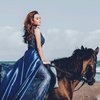 7 Potret Adu Gaya Aurel dan Ashanty saat Naik Kuda di Pantai, Udah Kayak Putri dari Negeri Dongeng!