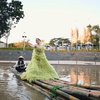 Momen Pemotretan Tissa Biani di Atas Sungai dengan Kostum yang Capai Harga 5 Milyar!