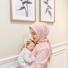 Tinggalkan Karier untuk Mengurus 2 Anaknya, Berikut 10 Potret Melody Prima yang Kini Jadi Mama Muda