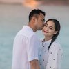10 Potret Raffi Ahmad Cium Nagita Slavina Saat Liburan Anniversary, Bikin Iri Para Jomblo Nih