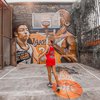 Tampil Sporty, Begini 10 Potret Kece Millen Cyrus dengan Kostum Basket Kedodoran