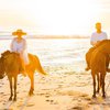 Bikin Iri, Ini 10 Potret Nagita Slavina dan Raffi Ahmad yang Berkuda Pas Sunset!
