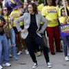 Santai dengan Sneakers, Ini 7 Gaya Kamala Harris Wakil Presiden Perempuan Pertama AS saat Kampanye