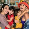 Sama-Sama Jadi Single Mother, Ini 10 Potret Persahabatan Gisella Anastasia dan Jessica Iskandar