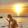 7 Potret Gempi Latihan Yoga di Pinggiran Pantai Sumba, Super Gemes!