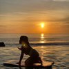 7 Potret Gempi Latihan Yoga di pinggiran Pantai Sumba, Super Gemes!