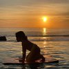 7 Potret Gempi Latihan Yoga di pinggiran Pantai Sumba, Super Gemes!