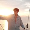 10 Potret Harris Vriza Liburan ke Labuan Bajo, Berlayar Gagah dengan Backgound Sunset