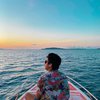 10 Potret Harris Vriza Liburan ke Labuan Bajo, Berlayar Gagah dengan Backgound Sunset