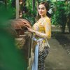 10 Potret Nora Alexandra Pakai Kebaya, Pesonanya Sukses Bikin Hati Kaum Adam Dag Dig Dug!