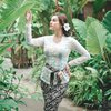 10 Potret Nora Alexandra Pakai Kebaya, Pesonanya Sukses Bikin Hati Kaum Adam Dag Dig Dug!