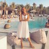 10 Potret Cantik Naomi Paulinda Liburan ke Pantai, Bikin Cowok-Cowok Ambyar Deh