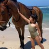 Gemesin Banget, Ini 8 Potret Keseruan Gempita Naik Kuda di Pinggir Pantai
