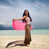 Kayak Mermaid, Intip 10 Potret Aurelie Moeremans Main Air di Pantai yang Bikin Gagal Fokus