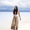 Kayak Mermaid, Intip 10 Potret Aurelie Moeremans Main Air di Pantai yang Bikin Gagal Fokus