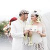 Mesra Banget, Berikut 10 Potret Pernikahan Jenita Janet dan Danu Sofwan yang Serba Putih