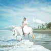 6 Potret Keseruan Shandy Aulia dan Baby Claire Naik Kuda di Pinggir Pantai, Bikin Gemes!