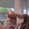 10 Potret DJ Katty Butterfly Diajari Pakai Hijab oleh Zaskia Sungkar, Semangat dan Girang Banget!