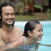 Baru Pulang dari Rehabilitasi, Ini Potret Keseruan Dwi Sasono Bareng Keluarga yang Lagi Main Air!