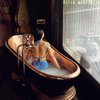 10 Potret Selebriti Pamer Mandi di Bathtub, Gereget Banget!