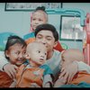 Bikin Terharu, Ini 10 Potret Betrand Peto Bantu Orang Kecil dalam Videoklip Kita Semua Sama