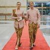 7 Pesona Daniel Mananta dan Sang Istri Pakai Baju Adat Jawa Warna Pink yang Keren Banget!