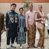 7 Pesona Daniel Mananta dan Sang Istri Pakai Baju Adat Jawa Warna Pink yang Keren Banget!