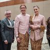 7 Pesona Daniel Mananta dan Sang Istri Pakai Baju Adat Jawa Warna Pink yang Keren Banget!