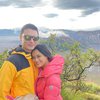 10 Potret Titi Kamal dan Christian Sugiono Liburan ke Bromo, Couple Goals Banget!