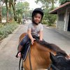 7 Potret Imut dan Cantik Raqeema, Anak Nabila Syakieb yang Juga Hobi Berkuda