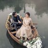 Mirip Adegan di Film Heart, Ini 7 Potret Prewedding Felicya Angelista dan Caesar Hito di Atas Perahu
