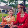 7 Potret Sandrinna Michelle dan Safira Ratu Sofya Pakai Baju Adat, Anggun Banget!