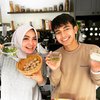Akrab dengan Mertua Raffi Ahmad, Ini 10 Potret Dimas Ramadhan Masak Bakso Ikan Bareng Mama Rieta