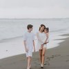 6 Potret Hangat Farah Quinn Bareng Anak-Anaknya di Pantai, Tampil Kompak dengan Outfit Serba Putih