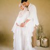 7 Potret Maternity Shoot Vebby Palwinta Ini Terlihat Sangat Simple dan Romantis