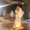 8 Momen Resepsi Pernikahan Adipati Dolken dan Canti Tachril yang Romantis Banget di Pinggir Pantai